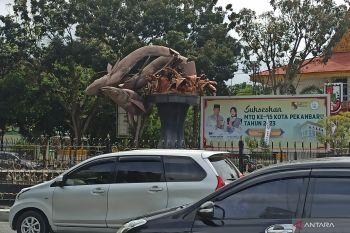Tugu Selais Tiga Sepadan di Pekanbaru patah