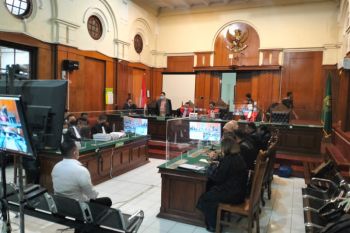 Tiga terdakwa Tragedi Kanjuruhan dituntut tiga tahun kurungan