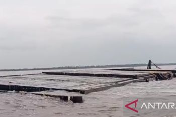 Tugboat penarik tongkang tiang pancang tenggelam di Perairan Bengkalis