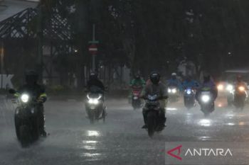 Sejumlah wilayah berpotensi hujan lebat disertai petir dan angin kencang