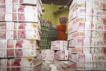 Rupiah tergelincir seiring naiknya imbal hasil obligasi AS