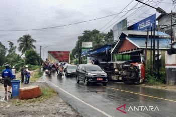 Truk bawa bawang terbalik usai tabrak portal Jembatan Paringin