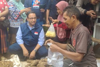 Anies Baswedan sapa warga Lampung di Pasar Natar