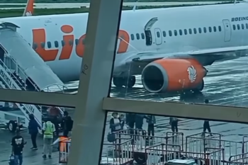 Pesawat batal terbang akibat pintu darurat dibuka penumpang