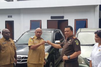 Kejari Jayapura serahkan delapan unit mobil aset Pemkab Sarmi