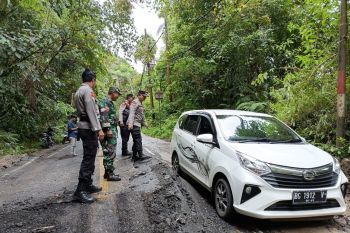 Arus lalu lintas di Jalan lintas Liwa-Krui sempat terhambat karena  badan jalan terangkat