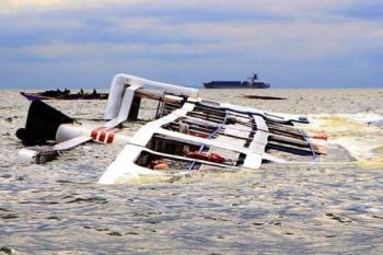 Perahu motor pengangkut garam dikabarkan tenggelam di Perairan Sangiang Wera