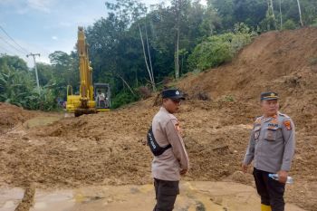 Jalan lintas Lampung-Bengkulu sempat terhambat karena tanah longsor