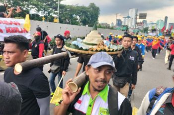 Buruh unjuk rasa di gedung DPR RI, Bawa nasi tumpeng dan keranda