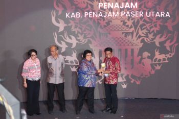 Kementerian LHK memberi penghargaan Adipura kepada 150 kabupaten/kota