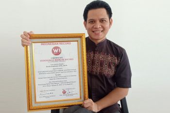 Terbitkan 61 buku dalam setahun, dosen DKV Itera raih penghargaan indonesia book of records