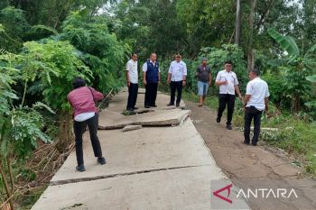 Akses jalan warga Cikarang Timur terputus terdampak banjir
