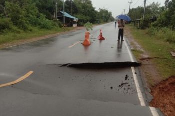Jalan menuju Pulau Penyangga amblas akibat hujan deras