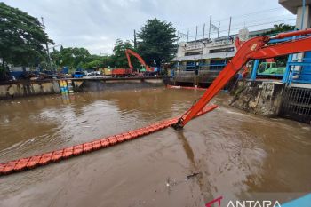 Pintu Pos Air Sunter Hulu Jakarat siaga 3 pada Senin dini hari