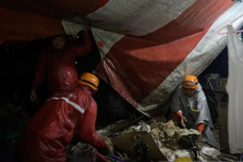 Rumah warga di Gunung Lengkuas Bintan tertimpa pohon tumbang akibat angin kencang