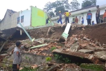 Polisi sebut satu rumah di Tanggamus rusak parah akibat tanah longsor