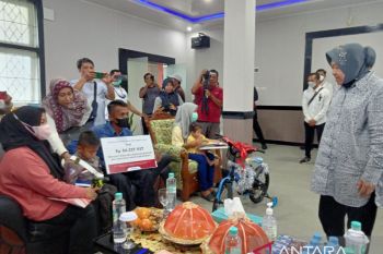 Mensos Risma beri bantuan Asistensi Resos senilai Rp716 juta di Makassar