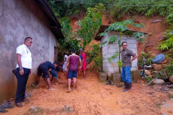 Banjir dan tanah longsor di Serasan Natuna akibat hujan lebat