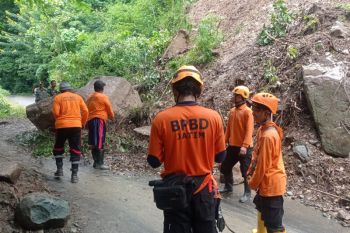 Bencana tanah longsor kembali tutup akses jalan antardesa di Jember