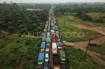 Macet total di jalan nasional Jambi