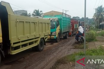 Truk batubara Jambi lumpuhkan jalur tengah Sumatera