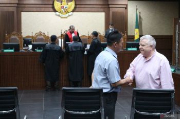 Hakim menunda sidang pembacaan dakwaan WN AS terkait korupsi satelit Orbit 123
