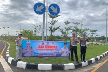 Polres Lombok Tengah memasang spanduk imbauan jelang WSBK 2023