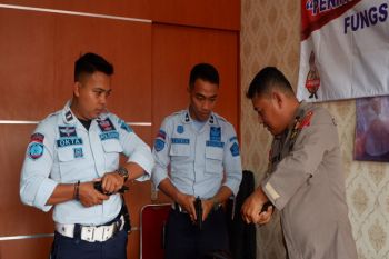 Rutan II B Wates latih petugas pengamanan untuk bongkar pasang senjata api