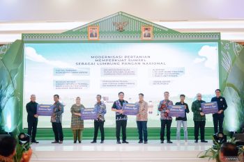 BI menyalurkan 100 unit alat pengolah pupuk organik ke petani Sumsel