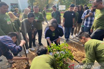 Anggota Komisi X DPR RI mengajak pemuda rawat bumi dengan tanam pohon