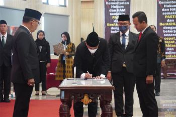 Kakanwil Kemenkumham Jateng lantik dan ambil sumpah dua notaris pengganti
