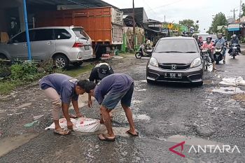 Pemkab Kudus gunakan dana tidak terduga untuk perbaiki jalan