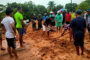 Belasan rumah di Batam terendam banjir akibat jalan amblas