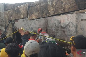 Ini penampakan satu warung kelontong sebelum-sesudah peristiwa Plumpang