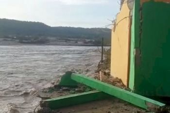 Banjir hanyutkan tiga rumah warga Takari