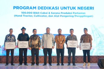 Gubernur Sulsel serahkan bantuan PSBI kepada petani