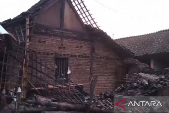 Ratusan rumah di Madiun rusak diterjang angin puting beliung