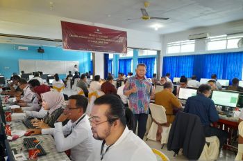 Dua peserta absen saat tes tertulis seleksi calon anggota KPU Kepri