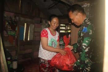 Lanud RSA beri bantuan paket sembako kepada warga di Natuna