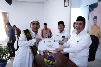Serahkan Syahadah kepada santri,Gubri : Jagalah amanah ini
