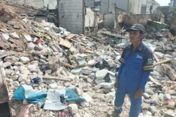 Mengais puing-puing dalam menemukan korban kebakaran Depo Pertamina Plumpang