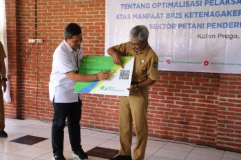 Pemkab Kulon Progo serahkan santunan kematian kepada ahli waris penderes nira