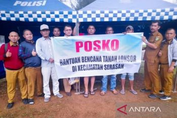 Bencana tanah longsor di Natuna, warga buka posko bantuan korban