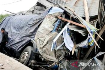 Sopir ngantuk, truk pengangkut BBM tabrak rumah warga