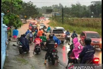 Warga korban banjir di Tanjungpinang kembali ke rumahnya