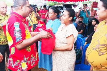 Ibu hamil di Biak Numfor dibantu makanan bergizi