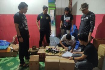 Polres Bombana sita 108 botol minuman keras ilegal