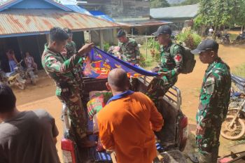 Satgas Pamtas Yonarmed 19/105 Trk Bogani evakuasi warga sakit lintasi jalan rusak