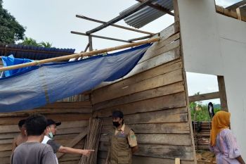 Sebanyak 22 Kepala Keluarga di Konawe mengungsi akibat hujan badai