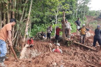 Tim SAR temukan korban tertimbun tanah longsor di Lebak Banten